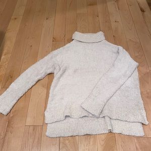 🤍 Fluffy and soft sweater